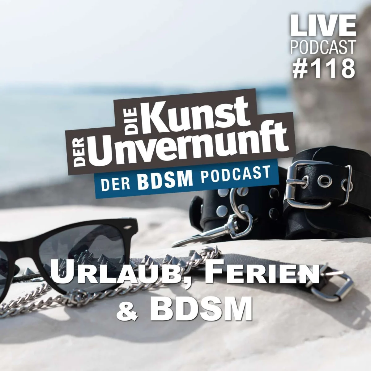 Podcast-Cover mit Sonnenbrille, BDSM-Accessoires und dem Titel Urlaub, Ferien & BDSM am Strand