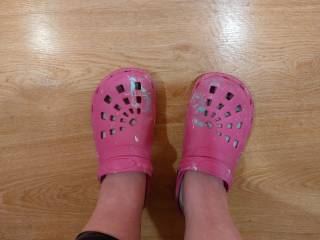 Crocks in Pink mit Farbflecken